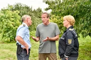 Nele (Floriane Daniel, r.) und ihr neuer Kollege Paul Schott (Tim Wilde, l.) versuchen herauszufinden, ob Fred Romberg (Jochen Nickel, M.) etwas mit der Ermordung seines verhassten Nachbarn zu tun hat.