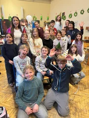 3b der VS Hermannstraße in Klosterneuburg. Gemeinsam mit Lehrerin Monika und Hanna von der Volkshilfe wagen die Kinder und Esther ein Experiment. Wie fühlt sich Armut an? 3b der VS Hermannstraße in Klosterneuburg. Gemeinsam mit Lehrerin Monika und Hanna von der Volkshilfe wagen die Kinder und Esther ein Experiment. Wie fühlt sich Armut an?