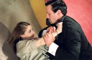David (Jost Pieper) schafft es, Cobra (Daniela Schober) zu &uuml;berw&auml;ltigen.