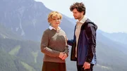 Lukas Ritt (Aaron Karl) versucht seiner Mutter Traudl (Marion Mitterhammer) Mut zuzusprechen. Lukas Ritt (Aaron Karl) versucht seiner Mutter Traudl (Marion Mitterhammer) Mut zuzusprechen.