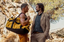Privatdetektiv Nick Bali (Joseph Gordon-Levitt, r.) hat Elias Vardakis (Richard Madden, l.) verfolgt, damit er ihn unter vier Augen auf das tragische Ungl&uuml;ck ansprechen kann.