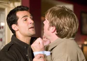 Der betrunkene Klaus (Pierre Besson, re.) legt sich mit Brian (Erol Sander) an.