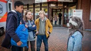 Tayo (Samuel Adams, li.) ist bereit, seinen Rucksack gegen die Waschbären Maske zu tauschen. Tayo (Samuel Adams, li.) ist bereit, seinen Rucksack gegen die Waschbären Maske zu tauschen.