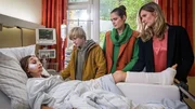 Levin (Moritz Pauli), Krissi (Silja von Kriegstein, 2.v.re.) und Imke (Lena Münchow, re.) am Krankenbett von Nele (Ronja Levis). Levin (Moritz Pauli), Krissi (Silja von Kriegstein, 2.v.re.) und Imke (Lena Münchow, re.) am Krankenbett von Nele (Ronja Levis).