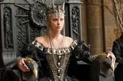 Nachdem K&ouml;nigin Ravenna (Charlize Theron) ihren frisch angetrauten Gatten get&ouml;tet hat, beginnt ihre d&uuml;stere Schreckensherrschaft.