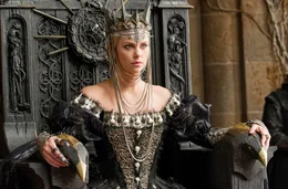 Nachdem K&ouml;nigin Ravenna (Charlize Theron) ihren frisch angetrauten Gatten get&ouml;tet hat, beginnt ihre d&uuml;stere Schreckensherrschaft.