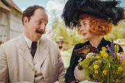 Wachtmeister Dimpfelmoser (Olli Dittrich) hat ein Auge auf die Witwe Schlotterbeck (Christiane Paul) geworfen.