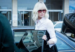 Lorraine Broughton (Charlize Theron)