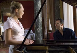 Musiker Brian (Erol Sander) spielt Lucys (Marisa Leonie Bach) Lieblingslied.