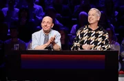 Rateteam-Kapit&auml;n Bernhard Ho&euml;cker (l.) mit Fernsehmoderator, Komiker, Drehbuchautor, Regisseur und Gr&uuml;nder des &sbquo;Quatsch Comedy Club&rsquo; Thomas Hermanns (r.).