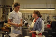Auf Vronis Anweisung muss Patrick eine neue So&szlig;e zubereiten. Von links: Patrick Westenrieder (Lucas Bauer) und Veronika Brunner (Senta Auth).