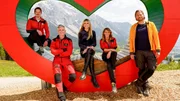 An der Seite von Markus (Sebastian Str&ouml;bel, r.), Katharina (Luise B&auml;hr, 2.v.r.), Tobi (Markus Brandl, l.) und Michi (Robert Lohr, 2.v.l.) ist Heidi Klum (M.) als Isabell in der "Bergretter"-Folge "Bruderliebe" zu sehen.