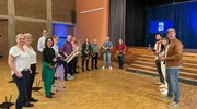 Tag der Entscheidung! Gemeinsam mit seinen beiden Coaches Dr. Jon Chim Bai-Habelski (2.v.r.) und Marwin Isenberg (3.v.r.) checkt Doc Esser (r), ob die Big Band aus Bergisch Gladbach nach sieben Wochen fitter geworden ist.
