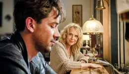 Eva (Juliane K&ouml;hler) trifft Tom (Marc Benjamin) an der Bar