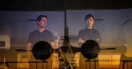 Tom Cruise (Jack Harper), Olga Kurylenko (Julia).