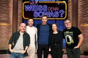 Moderator Kai Pflaume (M.) und seine Rateteam-Kapit&auml;ne Bernhard Ho&euml;cker (l.) und Elton (r.) begr&uuml;&szlig;en in dieser Sendung den Schlagers&auml;nger Ramon Roselly (2.v.l.) und die S&auml;ngerin, Musicaldarstellerin und Schauspielerin Senta-Sofia Delliponti - &sbquo;Senta&lsquo; (2.v.r.).