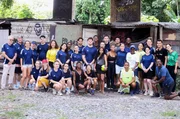 Sehen wo ihre brasilianischen Austauschsch&uuml;ler und -sch&uuml;lerinnen herkommen und leben: Die K&ouml;lner Gruppe beim Besuch einer Favela. L&auml;cheln f&uuml;rs Foto.