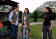 Lea (Sandra Speichert, re.) wei&szlig; nicht, was sie davon halten soll, dass Brian (Erol Sander, li.) mit seinem Sohn Patrick (Adrian Wahlen) und seiner &uuml;berraschend aufgetauchten Ex-Frau Rebecca (Nicole Beutler) einen Sonntagsausflug unternimmt.