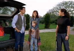 Lea (Sandra Speichert, re.) wei&szlig; nicht, was sie davon halten soll, dass Brian (Erol Sander, li.) mit seinem Sohn Patrick (Adrian Wahlen) und seiner &uuml;berraschend aufgetauchten Ex-Frau Rebecca (Nicole Beutler) einen Sonntagsausflug unternimmt.