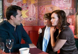 Rebecca (Nicole Beutler) gibt vor, dass sie wieder zu ihrem Exmann Brian (Erol Sander, li.) und ihrem Sohn Patrick (Adrian Wahlen) zur&uuml;ck kehren will. Doch Brian wei&szlig;, was er davon zu halten hat.