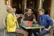 Virgin, Maik und Jojo beschlie&szlig;en, ihren Aufenthalt in Paris zu verl&auml;ngern.