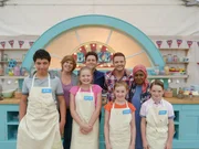 (v.li.): Mehdi, Allegra McEvedy, Lottie, Sam Nixon, Ffion, Mark Rhodes, Nadiya Hussain und Harry.