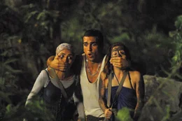 Cem (Elyas M'Barek) nimmt seine Besch&uuml;tzerrolle f&uuml;r Yagmur (Pegah Ferydoni, links) und Lena (Josefine Preu&szlig;) durchaus ernst.