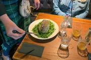 Haggis ist das schottische Nationalgericht: Der mit Innereien, Graupen und Hafermehl gef&uuml;llte Schafsmagen &auml;hnelt einem Rugbyball.