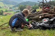 Tim (Noah Boehm) versucht eilig, Cookie aus dem Plastikm&uuml;ll zu befreien.