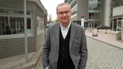 Zum 80. Jubil&auml;um der DEFA besucht Filmjournalist Knut Elstermann das traditionsreiche Studiogel&auml;nde und trifft Gespr&auml;chspartner:innen die Filmgeschichte in der DDR geschrieben haben. Darunter die Schauspielerin Jutta Wachowiak, die Kost&uuml;mbildnerin Christiane Dorst, die Regisseure Rainer Simon und Peter Kahane. Mit seinen G&auml;sten zeigt er die Orte, an denen diese oft legend&auml;ren Filme entstanden. - Filmjournalist Knut Elstermann