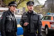 Pinar (Aybi Era) und Kris (Marc Barthel) m&uuml;ssen warten, bis Jana Hoffmann &auml;rztlich versorgt wurde.