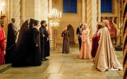 (v.li.): Maleficent (Angelina Jolie), Diaval (Sam Riley), Gerda (Jenn Murray), Prinz Phillip (Harris Dickinson), Prinzessin Aurora (Elle Fanning), K&ouml;nig John (Robert Lindsay), K&ouml;nigin Ingrith (Michelle Pfeiffer).