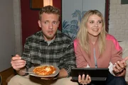 Im Gegensatz zu Alicia (Josefin Bressel) ist Paul (Niklas Osterloh) von ihren Kochk&uuml;nsten nicht sehr &uuml;berzeugt.