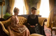 Liza Hardacre (Shannon Lavelle, l.), Lady Emma Fitzherbert (Cathy Belton, r.) Liza Hardacre (Shannon Lavelle, l.), Lady Emma Fitzherbert (Cathy Belton, r.)