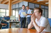 Lars Koch (Enno Hesse, r.) ist am Boden zerstört – die Leiche seiner Frau wurde von einem Angler im Bodensee gefunden. Im HG Pirmin Spitznagel (Simon Werdelis, l.) und Paul Schott (Tim Wilde, r.). Lars Koch (Enno Hesse, r.) ist am Boden zerstört – die Leiche seiner Frau wurde von einem Angler im Bodensee gefunden. Im HG Pirmin Spitznagel (Simon Werdelis, l.) und Paul Schott (Tim Wilde, r.).