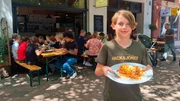 Harry mit selbst gekochtem Gericht für sein Rugbyteam. Harry mit selbst gekochtem Gericht für sein Rugbyteam.