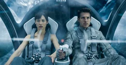Olga Kurylenko (Julia), Tom Cruise (Jack Harper).