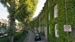 Die Sommerburgstra&szlig;e trennt die &bdquo;alte&ldquo; von der sogenannten &bdquo;neuen Margarethenh&ouml;he&ldquo;, die in sp&auml;teren Bauabschnitten entstand. Der wilde Wein an den H&auml;userfassaden ist aber ein Markenzeichen der gesamten Siedlung &ndash; zusammen mit verwinkelten Gassen und &uuml;ppigem Blumenschmuck. Eine Stra&szlig;enbahn gab es hier bereits seit 1912 - als Anbindung des Stadtteils an die Essener Innenstadt.