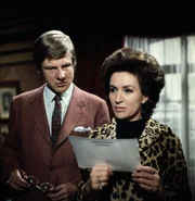 Auch den Traufers (Herbert Bötticher, l., Ursula Lingen, r.) gibt das Pressefoto, das am Tatort aufgenommen wurde, viel zu denken. Erst jetzt sind sie bereit, eine endgültige Aussage zu machen. Auch den Traufers (Herbert Bötticher, l., Ursula Lingen, r.) gibt das Pressefoto, das am Tatort aufgenommen wurde, viel zu denken. Erst jetzt sind sie bereit, eine endgültige Aussage zu machen.