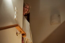 Audrey Vardakis (Clare Holman), die Mutter des Verungl&uuml;ckten, beobachtet das Geschehen im Haus mit reservierter Aufmerksamkeit.