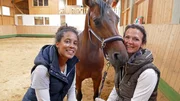 Pia mit Pferdeausbilderin Kathrin, die seit vielen Jahren Pferde schult. Pia mit Pferdeausbilderin Kathrin, die seit vielen Jahren Pferde schult.