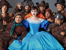 Schneewittchen (Lily Collins, M.) findet bei den sieben Zwergen (v.l.n.r.: Jordan Prentice, Joey Gnoffo , Sabastian Saraceno, Martin Klebba, Mark Provinelli, Ronald Lee Clark und Danny Woodburn) ein echtes Heim ...