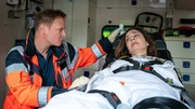 Jana Hoffmann (Anne Werner) erz&auml;hlt Haase (Fabian Harloff), dass Kris sie angegriffen habe.