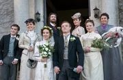 v.l.n.r.: Harry Hardacre (Zak Ford-Williams), Lena Temple (Siobh&aacute;n O'Kelly), Betsy Temple (Sarah Agha), Sam Hardacre (Liam McMahon), Joe Hardacre (Adam Little), Mary Hardacre (Claire Cooper), Liza Hardacre (Shannon Lavelle), Ma (Julie Graham)