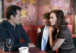 Rebecca (Nicole Beutler) gibt vor, dass sie wieder zu ihrem Exmann Brian (Erol Sander, li.) und ihrem Sohn Patrick (Adrian Wahlen) zur&uuml;ck kehren will. Doch Brian wei&szlig;, was er davon zu halten hat.