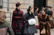 v.l.n.r.: Lady Beaumont (Michele Moran), Lady Emma Fitzherbert (Cathy Belton), Mary Hardacre (Claire Cooper). v.l.n.r.: Lady Beaumont (Michele Moran), Lady Emma Fitzherbert (Cathy Belton), Mary Hardacre (Claire Cooper).