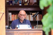 Der Autor Frank O'Toole (James Faulkner) schreibt an seinem neuen Buch. Der Autor Frank O'Toole (James Faulkner) schreibt an seinem neuen Buch.