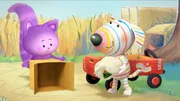 Putz-Profi Dylan bringt die Wäsche in den von Daisy vorbereiteten Wäscheschacht. Dabei hat er nicht bemerkt, dass er versehentlich auch Ozzys Kuscheltier Karottchen (eingewickelt in der Wäsche) mit in die Reinigung befördert. Putz-Profi Dylan bringt die Wäsche in den von Daisy vorbereiteten Wäscheschacht. Dabei hat er nicht bemerkt, dass er versehentlich auch Ozzys Kuscheltier Karottchen (eingewickelt in der Wäsche) mit in die Reinigung befördert.