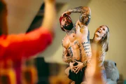 Leif (34) zieht sich aus f&uuml;r Geld, er performt als Stripper in Clubs oder privat. F&uuml;r ihn gibt es eine klare Grenze: der Intimbereich ist Tabuzone. Leif ist kein Callboy, er ist Stripper.