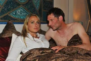 Maren (Eva Mona Rodekirchen) und Alexander (Clemens L&ouml;hr) k&auml;mpfen endlich nicht mehr gegen ihre beiderseitige Anziehungskraft an und m&ouml;chten ihre Aff&auml;re nun endlich genie&szlig;en. Doch dabei werden sie fast von Monas Tochter erwischt...